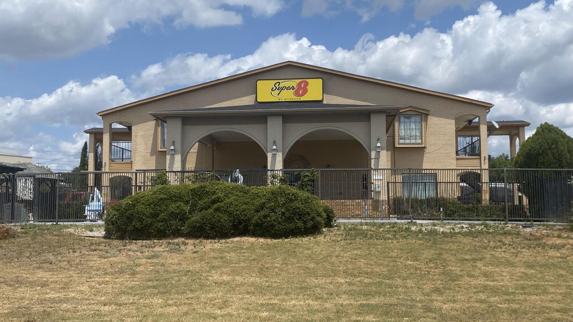 Hotel Super 8 By Wyndham Decatur Texas Exterior foto